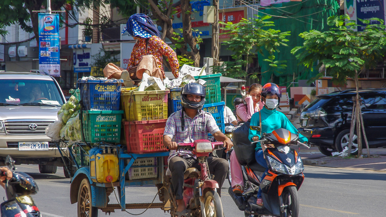 Kambodscha - Dezember 2012<br>Phnom Penh, Helmpflicht nur für den Fahrer
