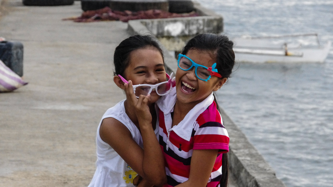 Philippinen - Dezember 2012<br>Palawan, Puerto Princesa: Kinder mit ihren Weihnachtsgeschenken