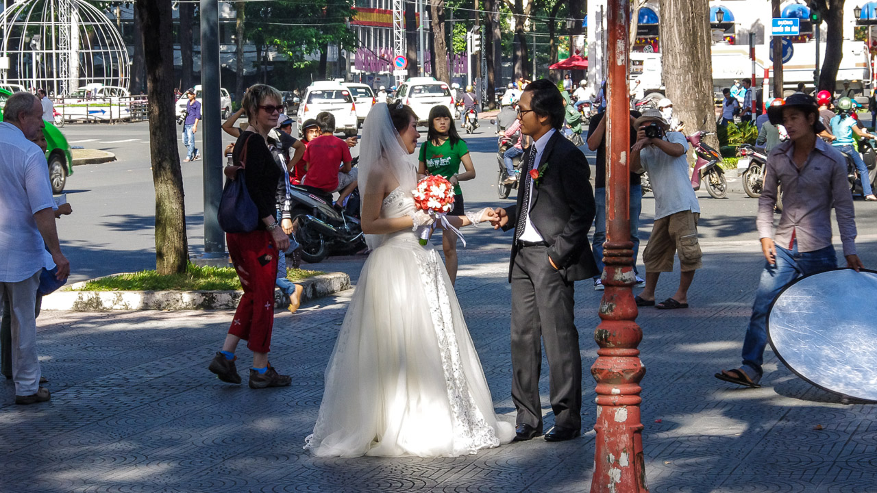 Vietnam - Dezember 2012<br>Saigon, Brautpaar vor der Notre Dame Kirche