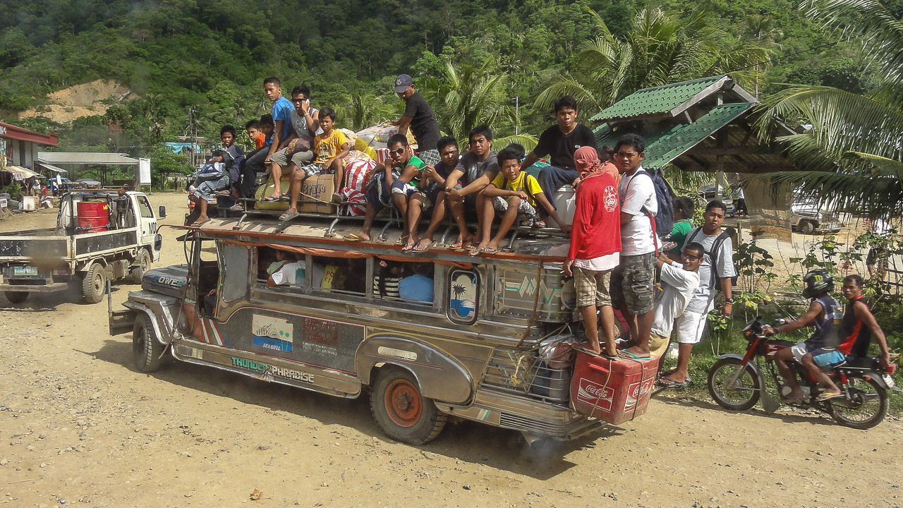 Philippinen - Dezember 2012<br>Palawan, ein überladener Jeepney - dort normaler ÖPNV